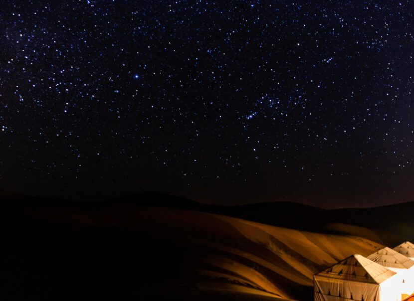 noc na Saharze w Maroku